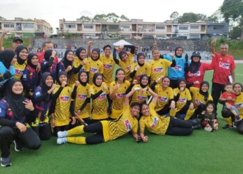 PEMAIN hoki wanita Negeri Sembilan meraikan kemenangan di Seremban sekali gus muncul juara Liga Hoki Malaysia TNB 2023.-UTUSAN/NAZARUDIN SHAHARI