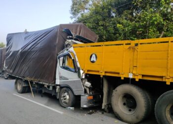 KEADAAN lori muatan cat yang mengalami kerosakan selepas merempuh treler rosak di Kilometer 43.5, Jalan Gua Musang-Kuala Krai di Gua Musang, Kelantan, hari ini.UTUSAN/IHSAN POLIS