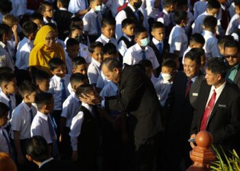 ROZAINI Ahmad beramah mesra bersama murid-murid ketika Pembukaan Penggal Baharu Persekolahan Sesi 2023 di SK Taman Uda, Alor Setar. - UTUSAN/ SHAHIR NOORDIN