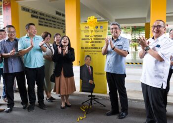 PKHARUDDIN Ghazali (dua kanan) merasmikan Pengoperasian Minggu Pertama Pembukaan Sekolah Sesi Akademik 2023/2024 di Sekolah Jenis Kebangsaan (c) Chung Hwa, Kota Bharu, Kelantan.-UTUSAN/KAMARUL BISMI KAMARUZAMAN