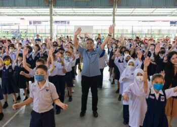 PKHARUDDIN Ghazali (tengah) menyertai senamrobik bersama pelajar di Sekolah Jenis Kebangsaan (c) Chung Hwa, Kota Bharu, Kelantan.-UTUSAN/KAMARUL BISMI KAMARUZAMAN