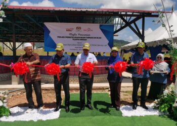 KAMALUDIN Daud (tengah) memotong reben sebagai simbolik perasmian program Agro Food Security Hub Politeknik Jeli, Kelantan hari ini-UTUSAN/ROSALWANI CHE SOH