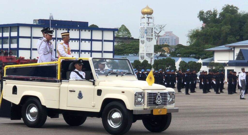 [VIDEO] Agong, Raja Permaisuri Berangkat Ke Sambutan Hari Polis Ke-216 ...