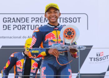 HAKIM DANISH bersama trofi yang dimenanginya pada Red Bull Rookies Cup 2023 di Litar Antarabangsa Algarve, Portimao, Portugal - Ihsan ZK Racing