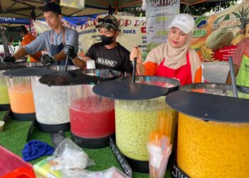 ROZIAH Dulah (kanan) berniaga pelbagai jenis air balang di bazar Ramadan Asia City di Kota Kinabalu