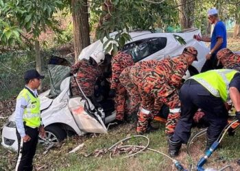 ANGGOTA bomba berusaha mengeluarkan mayat dua individu yang tersepit selepas kereta Proton Preve dinaiki mereka terlibat kemalangan dengan sebuah lori di Kilometer 38.2, Lebuhraya PLUS di Alor Setar.