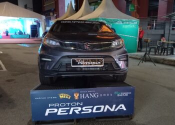 KERETA Proton Persona bernilai RM50,000 ditawarkan sebagai cabutan bertuah bagi pengunjung Melgrab Jalan Hang Tuah, Melaka. - UTUSAN/AMRAN MULUP