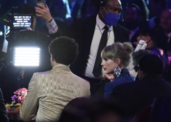 TAYLOR Swift (kanan) ditemu bual Trevor Noah ketika Anugerah Grammy 2023 di Los Angeles, Amerika Syarikat pada 5 Februari lalu. – AFP