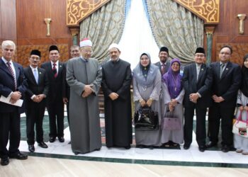 DR. Fakhruddin Abdul Mukti (tiga dari kiri) bersama Ahli Syura Rabitah WOAG Malaysia bertemu Dr. Ahmed Mohamed al-Tayyeb (tujuh dari kanan) di Universiti Al-Azhar, Mesir suatu ketika dahulu.