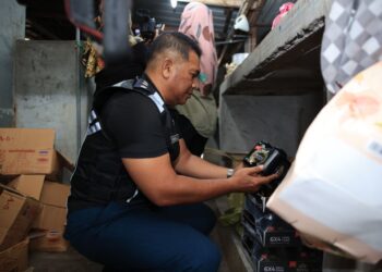 ANGGOTA penguat kuasa MPKB-BRI memeriksa minuman keras yang disorokan oleh seorang peniaga di sebuah premis Kota Bharu, Kelantan-UTUSAN/KAMARUL BISMI KAMARUZAMAN