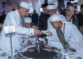 AHMAD ZAHID Hamidi menyampaikan sumbangan kepada pelajar tahfiz pada Majlis Santunan Kasih Ramadan di Masjid Ar-Rahman Kampung Pulai, Serkam, Jasin, Melaka. - UTUSAN/SYAFEEQ AHMAD