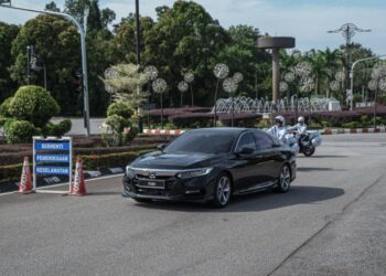 KENDERAAN rasmi milik Yang Dipertua Negeri Melaka, Tun Mohd. Ali Mohd. Rustam memasuki Seri Negeri, Ayer Keroh, Melaka kira-kira pukul 9.53 pagi.