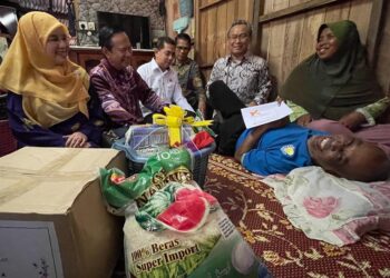 NAZRAN Muhammad (dua dari kiri) semasa turun padang menziarahi keluarga miskin di Kampung Tok Burung, Bachok, Kelantan, hari ini. UTUSAN/TOREK SULONG