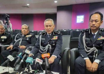 ACRYL Sani Abdullah Sani (dua kanan) bersama Idris Abdullah (dua kiri) dan Jauteh Dikun (kanan) semasa sidang akhbar di Kota Kinabalu hari ini