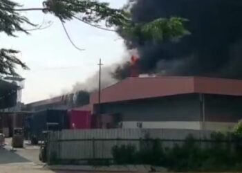 KEJADIAN kebakaran melibatkan sebuah kilang pengeluaran sarung tangan getah musnah dalam kejadian kebakaran di Lukut, Port Dickson, petang tadi.