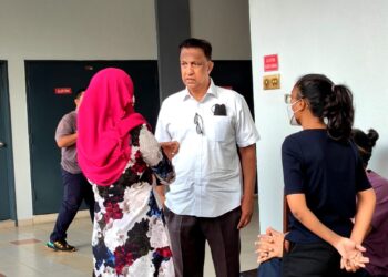 MOHD. Logan Abdullah (tengah) didakwa di Mahkamah Majistret Seremban hari ini atas pertuduhan memperdayakan seorang lelaki bagi urusan mendapatkan pekerja asing melalui program Rekalibrasi Tenaga Kerja (RTK) dengan kerugian RM63,000, pada 2021.