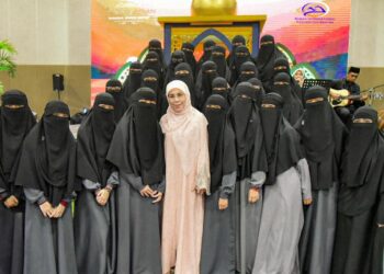 ROSMAWATI Dasuki bergambar kenangan bersama anak-anak Madrasah Miftahul Ulum Tanjung Aru semasa majlis berbuka puasa di Kota Kinabalu semalam.