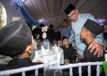 ANWAR Ibrahim beramah mesra dengan tetamu semasa hadir pada Majlis Iftar bersama KKDW dan MAFS di Kompleks Seri Perdana Putrajaya. - FAISOL MUSTAFA