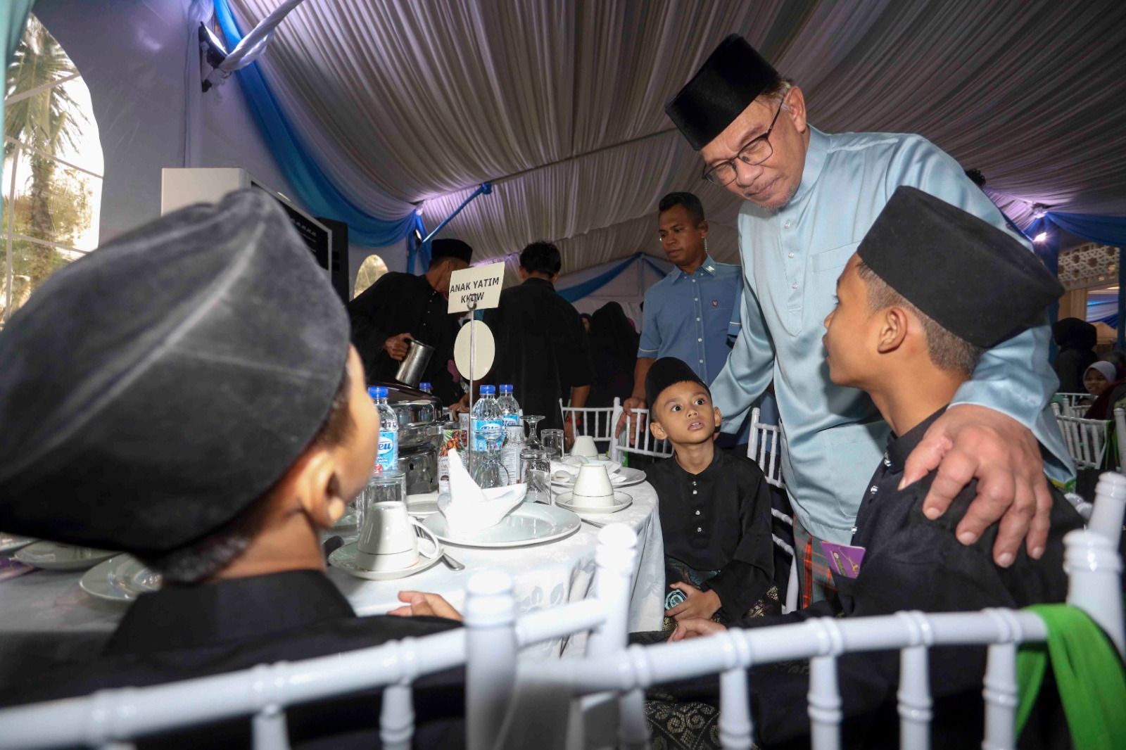 Anwar rai penternak, peladang, nelayan pada majlis berbuka puasa