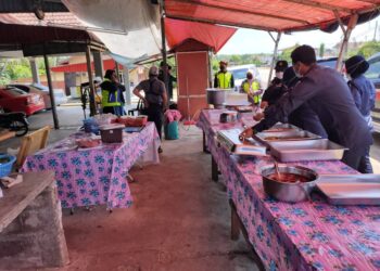 ANGGOTA penguat kuasa Jaheik dan MDTM semasa melakukan serbuan ke atas sebuah kedai yang melanggar peraturan menjual makanan kepada individu tidak berpuasa di Kampung Belimbing, Tanah Merah, Kelantan-UTUSAN/IHSAN MDTM