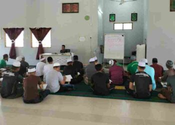 SEBAHAGIAN daripada bekas penagih dadah yang menjalankan aktiviti keagamaan di Perkampungan Darul Barakah, Kampung Pengkalan Berangan, Marang, – UTUSAN/KAMALIZA KAMARUDDIN