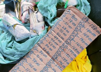 SEBAHAGIAN nasi bungkus yang dirampas selepas ibu dan anak yang menjual makanan kepada geng plastik hitam dalam serbuan Jalan Padang Tembak, Pengkalan Chepa, Kelantan-UTUSAN