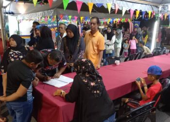 ORANG ramai beratur panjang untuk mendaftar sebelum dibenarkan memilih pakaian secara percuma di Butik Rakyat Rahmah 4.0, RUTC Klebang Besar, Melaka. - UTUSAN/AMRAN MULUP