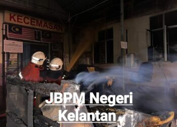 ANGGOTA bomba sedang berusaha memadamkan kebakaran melibatkan sebuah bangunan di Klinik Kesihatan Pengkalan Chepa, Kelantan tengah malam tadi.-UTUSAN/IHSAN JBPM KELANTAN