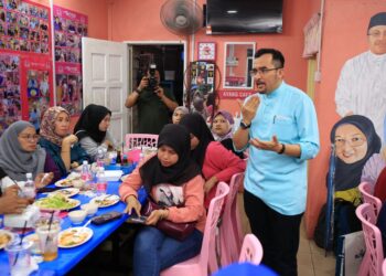 ASYRAF Wajdi Dusuki (kanan) semasa menyampaikan ucapan pada Majlis Make Colek Bersama Kelab Media Kelantan Darul Naim (Kemudi), Kota Bharu, Kelantan malam tadi.-UTUSAN/KAMARUL BISMI KAMARUZAMAN