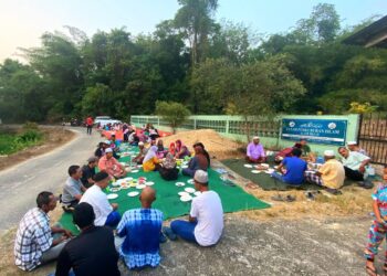 SEBAHAGIAN penduduk menjayakan majlis berbuka puasa di Tanah Perkuburan Islam Kampung Alor Hijau, Selising, Pasir Puteh, Kelantan-UTUSAN/YATIMIN ABDULLAH