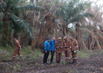 ANGGOTA JBPM Kelantan sedang melakukan pemantauan kebakaran menggunakan dron di Kampung Beris Lalang, Bachok Kelantan.UTUSAN/KAMARUL BISMI KAMARUZAMAN