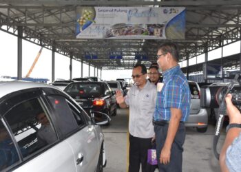 MUHD. Nasir Abdul Aziz (tengah) bersama Ahli Lembaga Pengarah Langkawi Port, Maswadi Rashid (kanan) mengucapkan selamat jalan kepada penumpang yang menggunakan perkhidmatan RORO di Dermaga Tanjung Lembung, Langkawi.