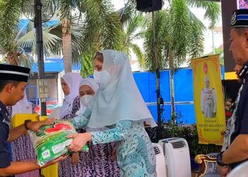 SULTANAH Kelantan, Nur Diana Petra Abdullah (dua kanan) berkenan mencemar duli menyampaikan sumbangan kepada warga polis pada Majlis Sumbangan Yayasan Sultan Kelantan Darulnaim di Ibu Pejabat Polis Kontinjen (IPK) Kelantan, hari ini.-UTUSAN/ROSMIZAN RESDI