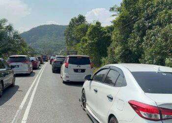 PERTAMBAHAN kenderaan masuk ke negeri ini dapat dilihat apabila trafik yang semakin perlahan di Gua Musang, Kelantan hari ini-UTUSAN/AIMUNI TUAN LAH