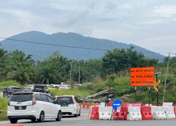 JUMLAH kenderaan yang makin bertambah menyebabkan berlakunya kesesakan di jalan alternatif Gua Musang-Kuala Lipis, Gua Musang, Kelantan.-UTUSAN/AIMUNI TUAN LAH