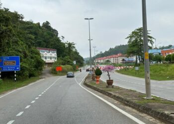 ALIRAN trafik di laluan alternatif Jalan Gua Musang-Kuala Lipis di hadapan IPD Gua Musang, Kelantan kembali lancar hari ini-UTUSAN/AIMUNI TUAN LAH