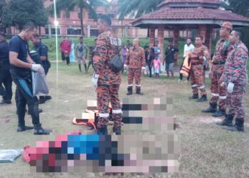 TIGA beradik meninggal dunia selepas ditemukan lemas dalam kejadian di Pantai Cahaya, Port Dickson petang tadi.-GAMBAR/IHSAN BOMBA