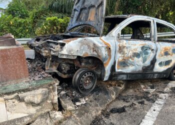 KEADAAN kereta yang dinaiki suspek  selepas terbabas dan terbakar ketika melarikan diri di Pasir Pekan Tengah, Pohon Tanjung, Wakaf Bharu, Kelantan-IHSAN POLIS