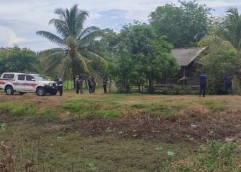 ANGGOTA forensik polis menjalankan siasatan di lokasi seorang lelaki cedera di kaki selepas ditembak dalam kejadian di Kampung Tepus, Bachok, Kelantan hari ini-UTUSAN/ROHANA MOHD. NAWI