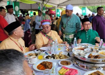 WAN Roslan Wan Hamat (tiga dari kanan) sempat berbual mesra dengan Speaker DUN Kelantan, Datuk Abdullah Ya'kub (dua dari kiri) pada Majlis Rumah Terbuka Aidilfitri Pas Kelantan di Stadium Sultan Muhammad IV, Kota Bharu, Kelantan. UTUSAN/MUSTAQIM MOHAMED