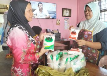 ROHANI Zakaria (kiri) mengakui berdepan dengan kenaikan harga gula untuk kegunaan  di kedai makannya di Kampung Kubang Batang, Tumpat, Kelantan-UTUSAN/ROHANA ISMAIL.