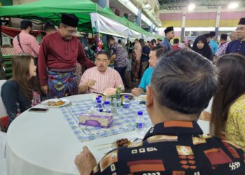 TAKIYUDDIN Hassan (dua kiri) menyantuni tetamu yang hadir ke majlis Rumah Terbuka Aidilfitri Parlimen dan Kawasan Kota Bharu di Dewan Jubli Perak Majlis Perbandaran Kota Bharu-Bandar Raya Islam (MPKB-BRI), Kota Bharu, Kelantan hari ini. UTUSAN/MUSTAQIM MOHAMED