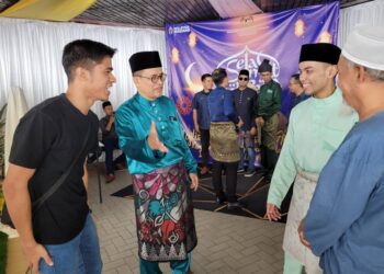 AZMAN Ismail(dua dari kiri) melayan tetamu yang menghadiri Majlis Ramah Mesra Aidilfitri KPDN Negeri Kelantan di Kota Bharu, Kelantan hari ini. UTUSAN/MUSTAQIM MOHAMED