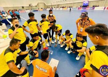 Skuad hoki dalam dewan lelaki negara mengesahkan tempat ke perlawanan akhir selepas tumbangkan Thailand 5-3 dalam aksi yang berlangsung di Dinosaur Hall, Chroy Changvar sebentar tadi. (Foto: Konfederasi Hoki Malaysia (MHC))