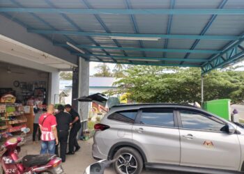 ANGGOTA KPDN Kelantan menghantar bekalan gula ke sebuah kedai runcit di Tumpat, Kelantan hari ini-UTUSAN/IHSAN KPDN KELANTAN