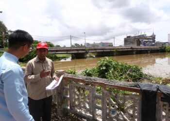 ZAMRI Yusuf  (kanan) bersama ADUN Kota Darul Aman, Teh Swee Leong meninjau Jambatan Manjalara yang akan digantikan dalam masa terdekat oleh Kerajaan Persekutuan bagi memberi manfaat kepada penduduk setempat di Jalan Putra, Alor Setar. -UTUSAN/MOHD RAFIE AZIMI