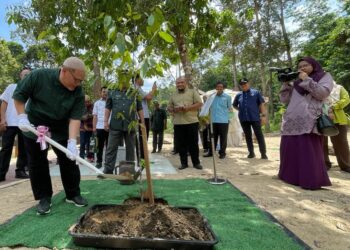 MOHD. Amar Nik Abdullah (kiri) menyempurnakan penanaman pokok chengal sempena sambutan Hari Hutan Antarabangsa ke 52 Peringkat Kelantan di Taman Eko Rimba Jeram Linang, Pasir Puteh, Kelantan, hari ini. UTUSAN/TOREK SULONG

 