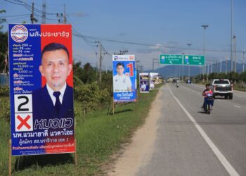 SEBAHAGIAN poster calon Pilihan Raya Thailand di sekitar Wilayah Narathiwat, Thailand-UTUSAN/KAMARUL BISMI KAMARUZAMAN