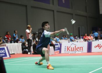 Perseorangan lelaki negara, Leong Jun Hao turun berentap dengan pemain Indonesia dalam aksi final berpasukan lelaki Sukan SEA Kemboja 2023 hari ini. (FOTO: AMIR KHALID/UTUSAN)