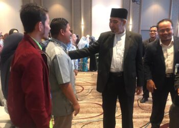 DR. Izani Husin ( dua dari kanan) beramah mesra bersama sebahagian penyelia dan guru taska pada Majlis Sambutan Hari Autisme Sedunia Peringkat Negeri Kelantan 2023 di Kota Bharu, Kelantan hari ini-UTUSAN/ROSMIZAN RESDI